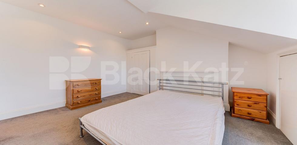 			New Instruction! Private balcony!, 1 Bedroom, 1 bath, 1 reception Flat			 Ferme Park Road , Crouch End